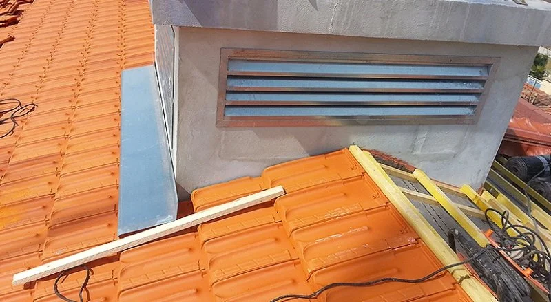 Pose de tuiles de Marseille sur une résidence neuve à Antibes — photo 2 sur 18 — CEG TOITURE