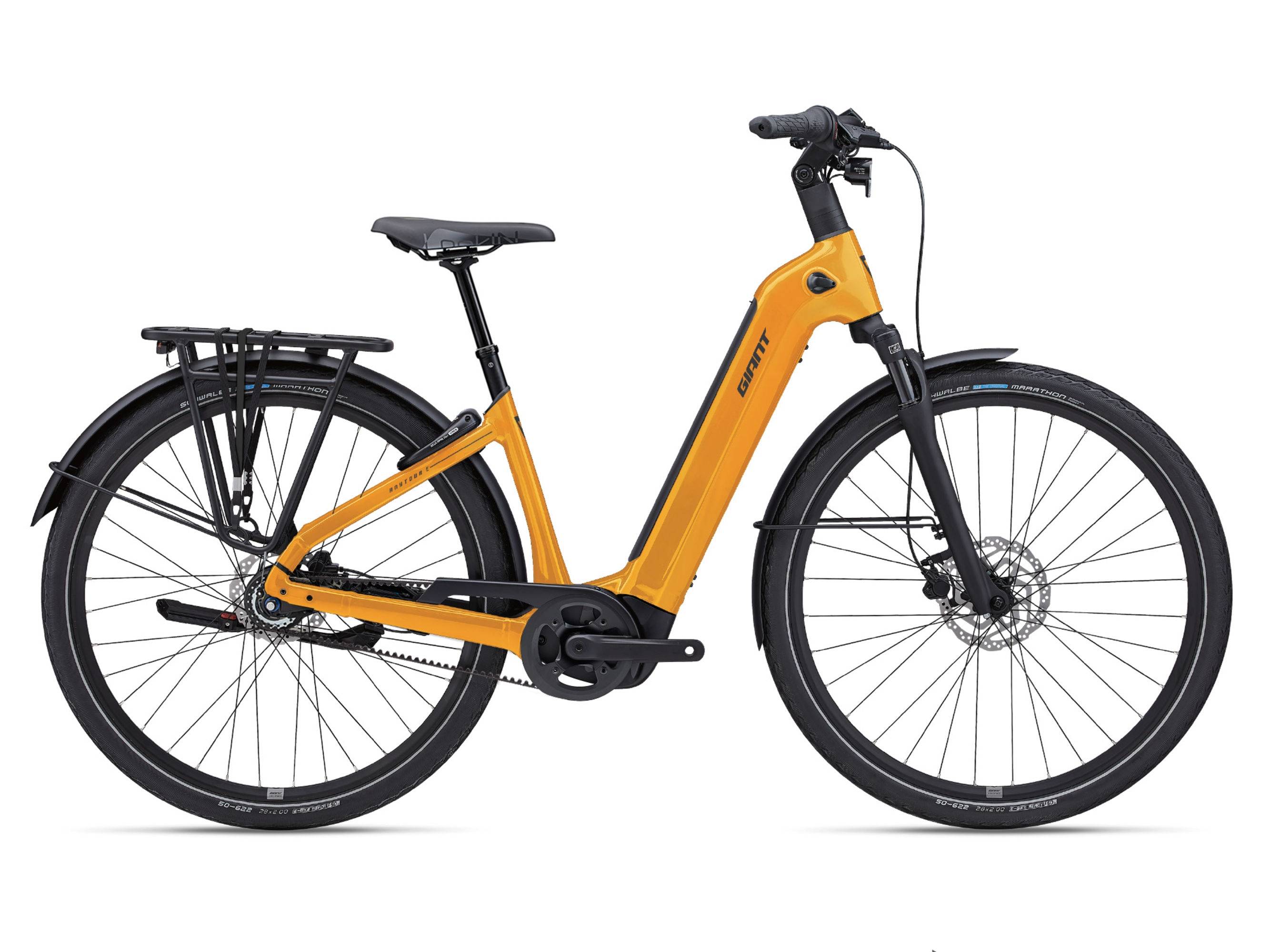 Gazelle Paris C7 elektrische stadsfiets met lage instap, afgebeeld in zijaanzicht op neutrale achtergrond, met Bosch middenmotor, gesloten kettingkast, verende voorvork en zadelpen, MIK-bagagedrager en spatborden – gericht op comfortabel dagelijks gebruik en woon-werkverkeer.
