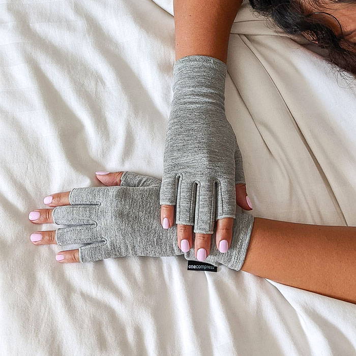 Onecompress Arthritis Compression Gloves, Fingerless Performance Gaming Gloves, Premium Gloves for Carpal Tunnel, Best Arthritis Gloves of 2020