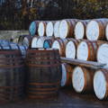 Fûts de whisky en bois entreposés à l'extérieur de la distillerie Ben Nevis dans les Highlands de l'ouest d'Ecosse