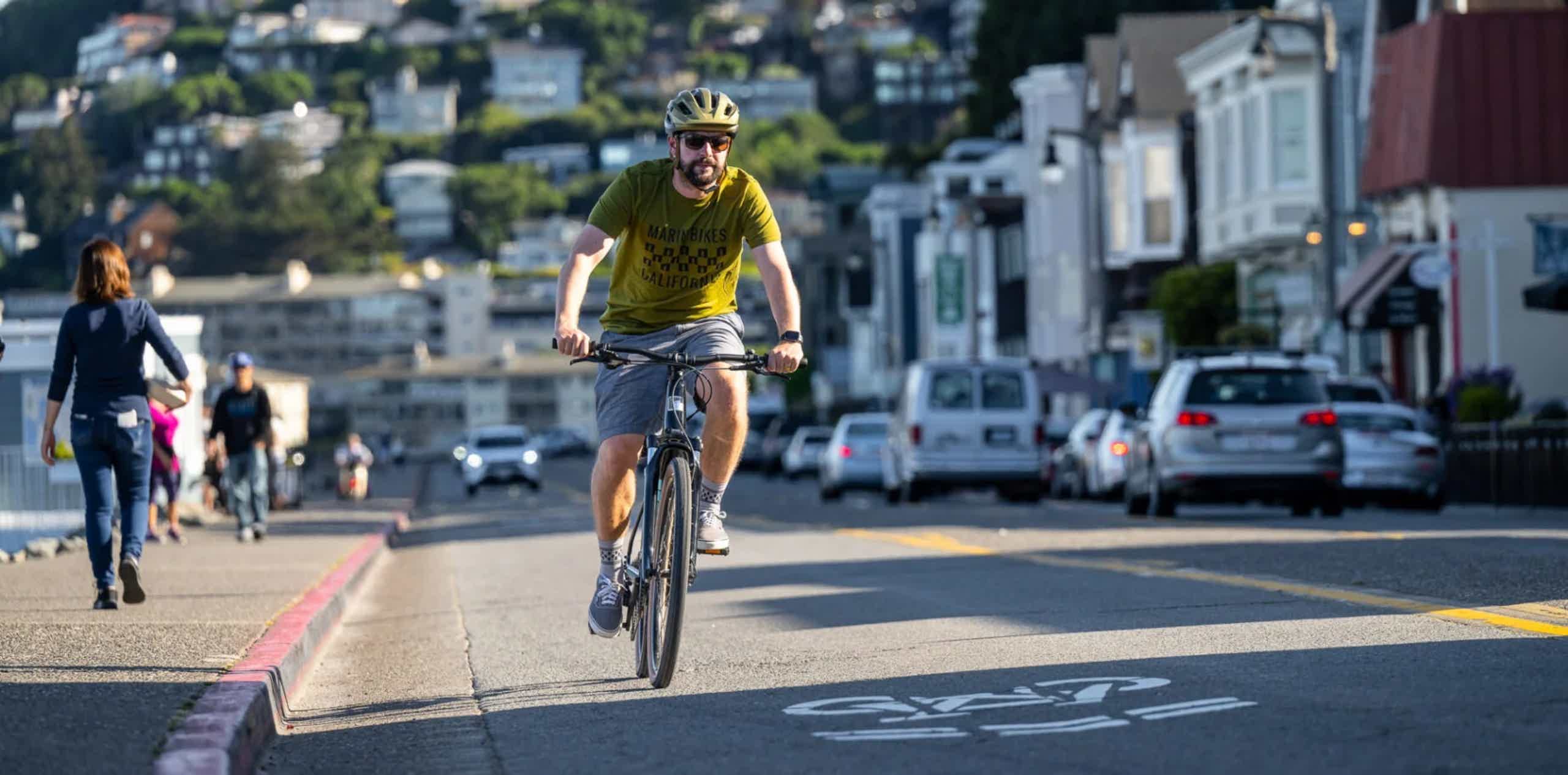 Imagen de recurso de una persona rodando en pleno verano con una e-bike.