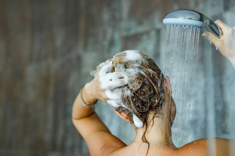 3.	Le shampoing doux : l’étape anti-dénutrition pour les cheveux post-été