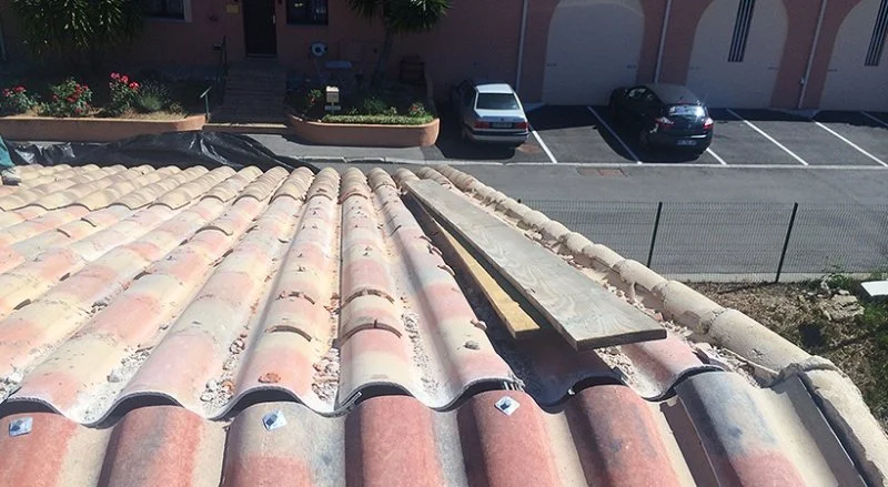 Rénovation d’une toiture avec bâchage et pose d’une couverture en PST à Grasse — photo 5 sur 13 — CEG TOITURE
