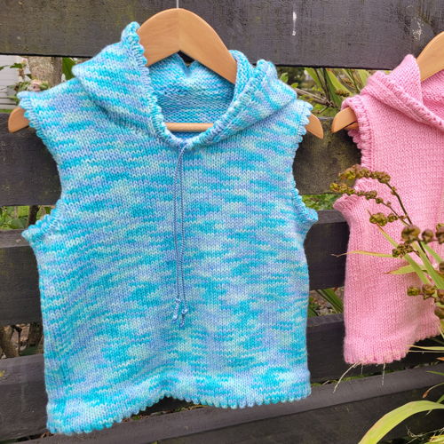 Child’s sleeveless hoodie in 8 ply knitting pattern