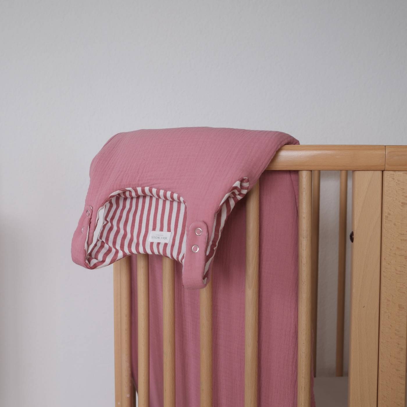 Ring Sling porte-bébé élégant de la marque suisse Joli Nous, un accessoire premium pour bébé, alliant design raffiné et qualité exceptionnelle