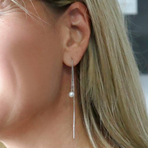 Boucle d'oreille à tige pendante avec une perle à l'extrémité