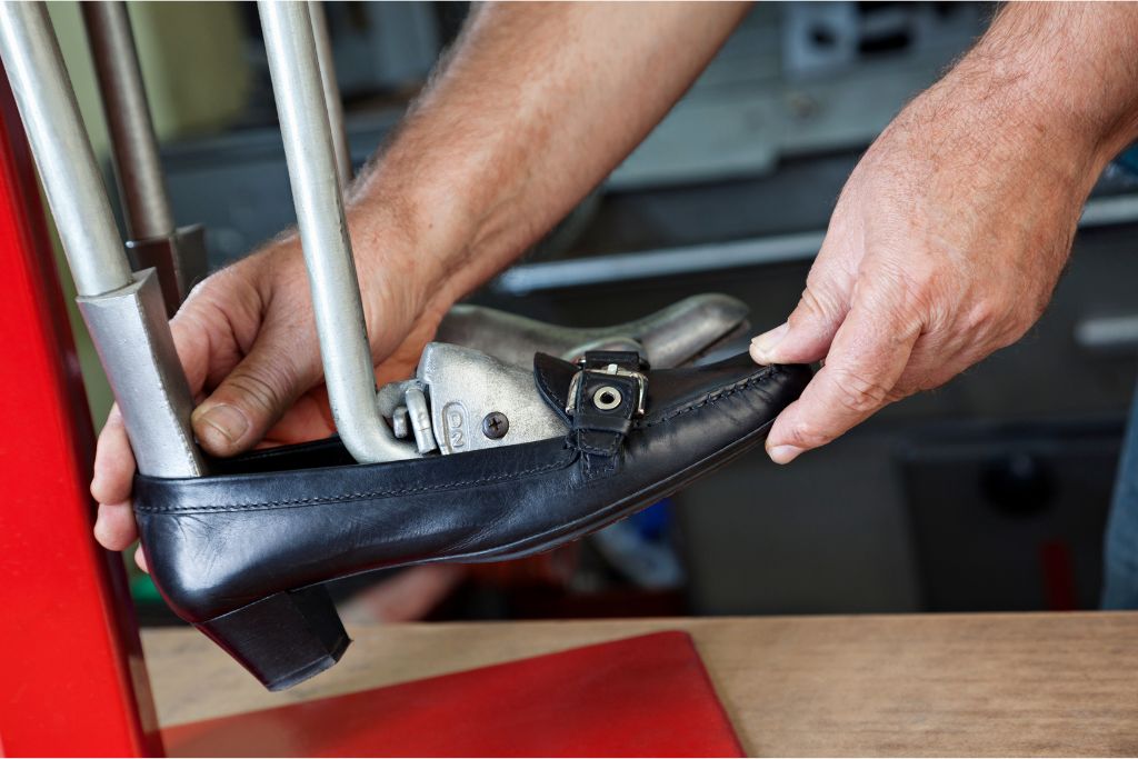 Cordonnier pour élargissement chaussures