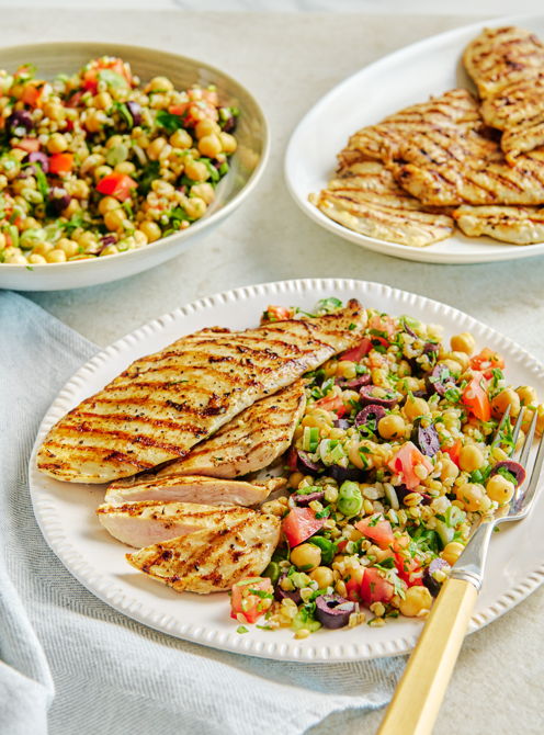 Poulet grillé au yogourt à l’ail, salade de boulgour