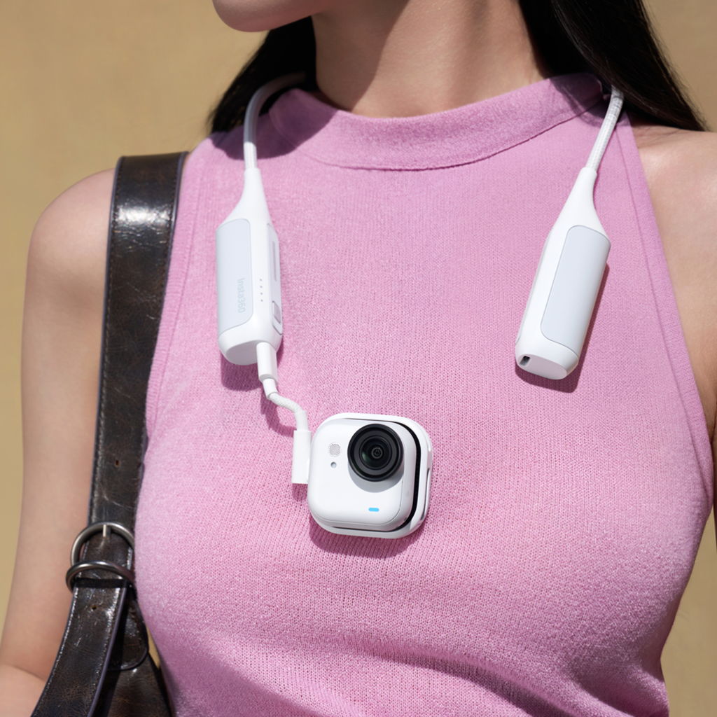 Insta360 GO Ultra FOMOパワーキット 首にかけて装着した利用イメージ