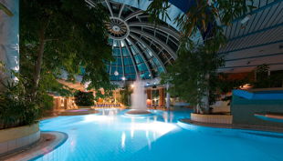 bg westfalen therme kuppel pool nacht pflanzen springbrunnen
