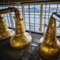 Vue de haut de la salle de distillation et des alambics Pot Stills de la distillerie Caol Ila sur l'île d'Islay dans les Hébrides intérieures d'Ecosse