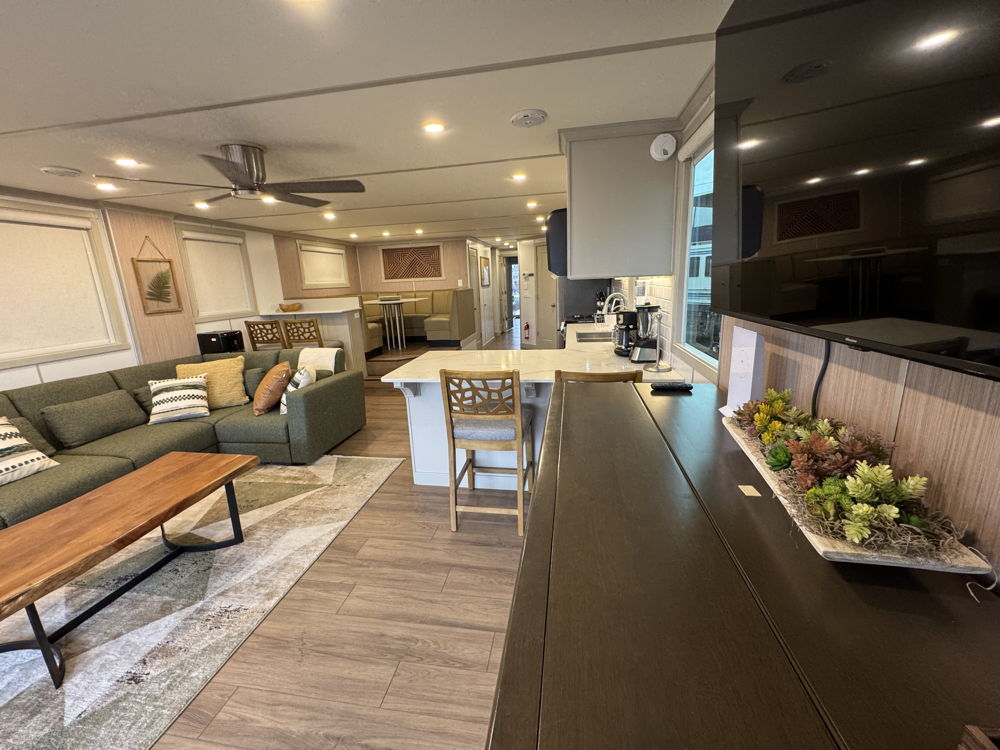 CORAL CLIFFS Houseboat Interior
