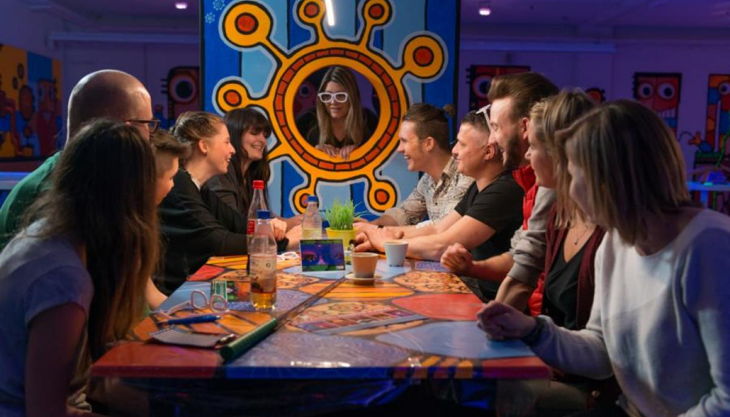 bg pit pat wonderland tisch gruppe menschen