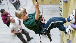 kletterzentrum neoliet junge an kletterwand kopie