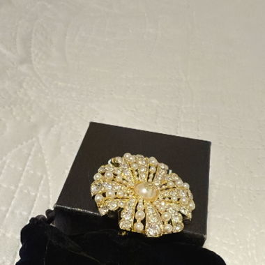 Broche Chanel – Originale et Semi-neuve