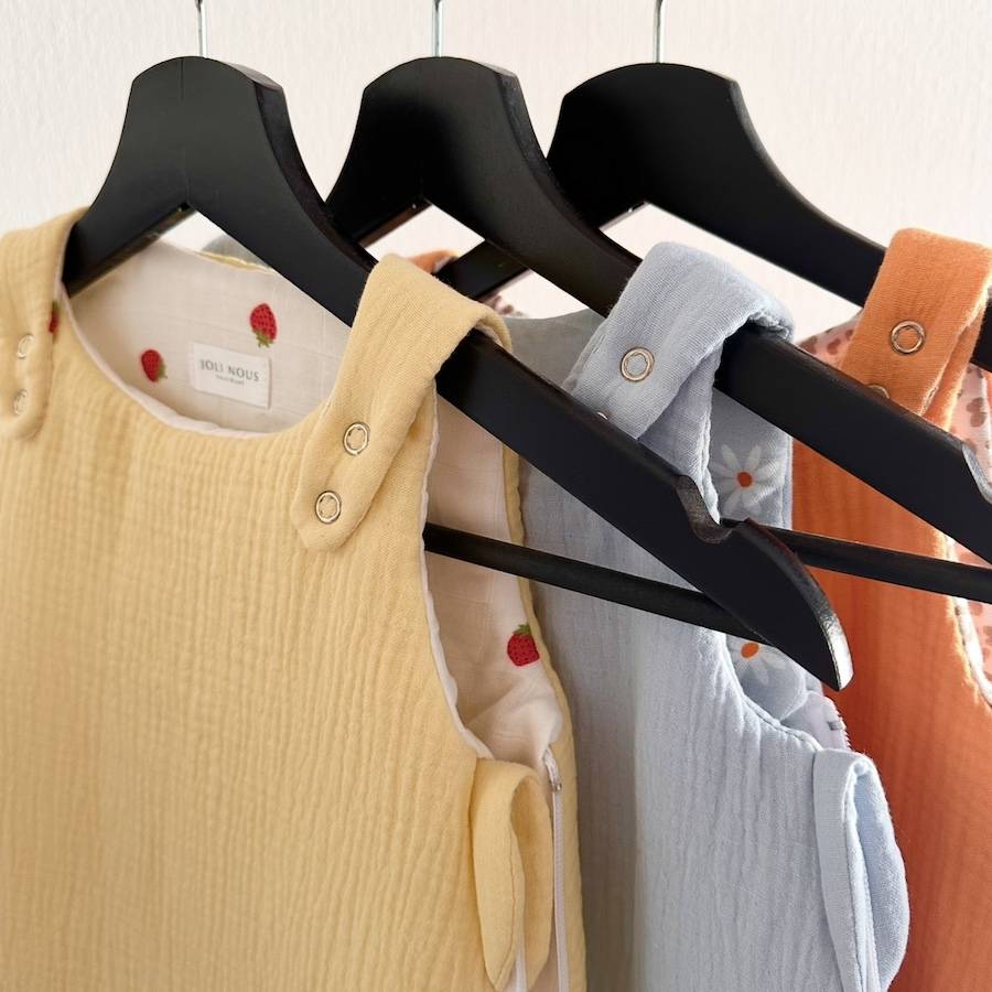 Ring Sling porte-bébé élégant de la marque suisse Joli Nous, un accessoire premium pour bébé, alliant design raffiné et qualité exceptionnelle