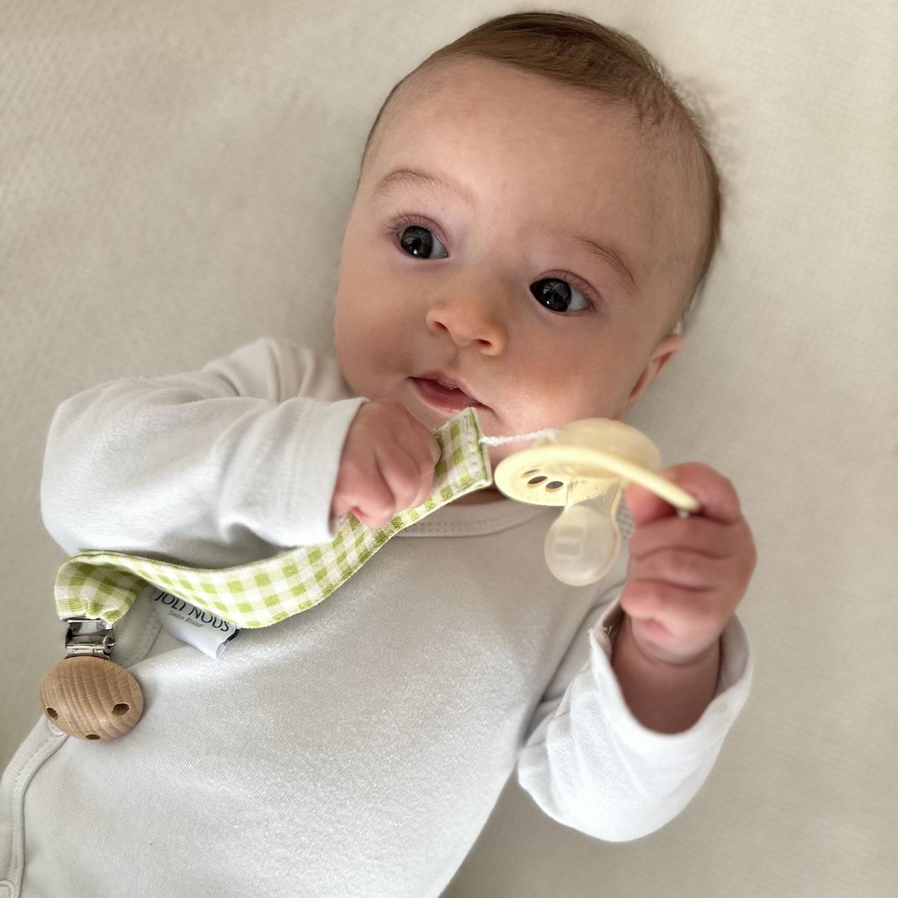 gigoteuse réversible fraises rouge blanc crème lumineux cadeau bebe élégant de la marque suisse Joli Nous, un accessoire premium pour bébé, alliant design raffiné et qualité exceptionnelle