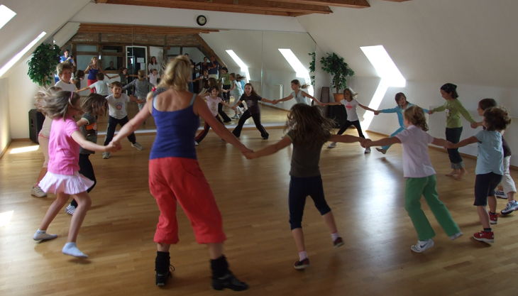 tanzhaushöper kinder tanzen im kreis