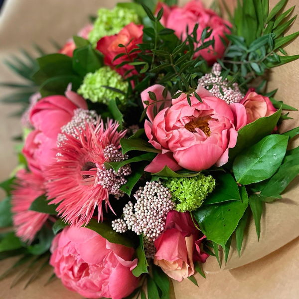 bouquet-colore-avec-pivoines