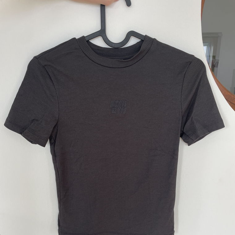 T-shirt gris-noir moulant