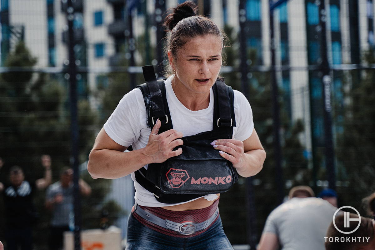 weighted vest on female athlete 