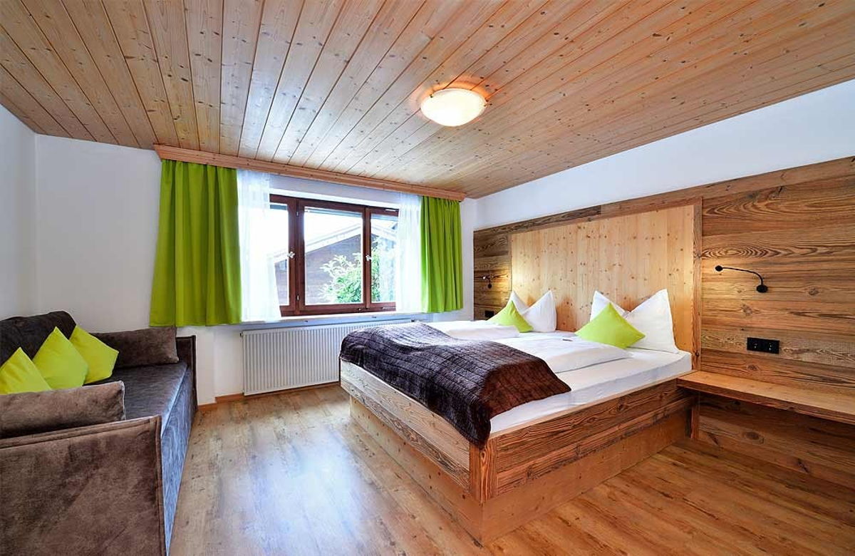 Ferienwohnung in Riezlern Schlafzimmer mit Doppelbett