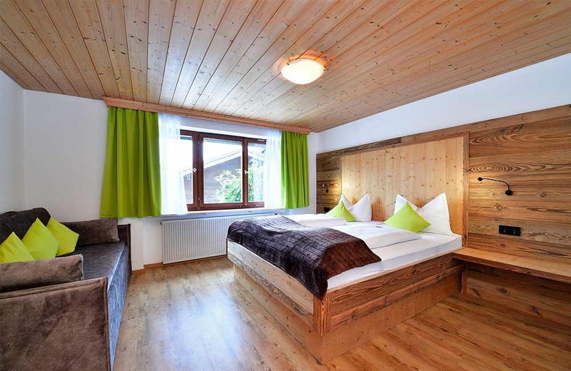 Ferienwohnung in Riezlern Schlafzimmer mit Doppelbett