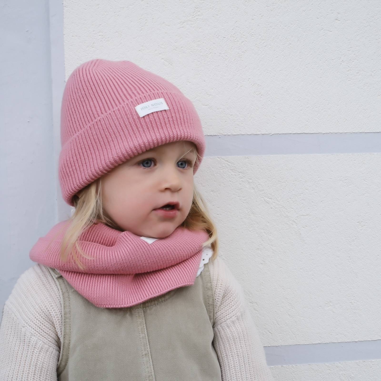 foulard pois bleu blanc élégant de la marque suisse Joli Nous, un accessoire premium pour bébé, alliant design raffiné et qualité exceptionnelle OEKO-TEX GOTS