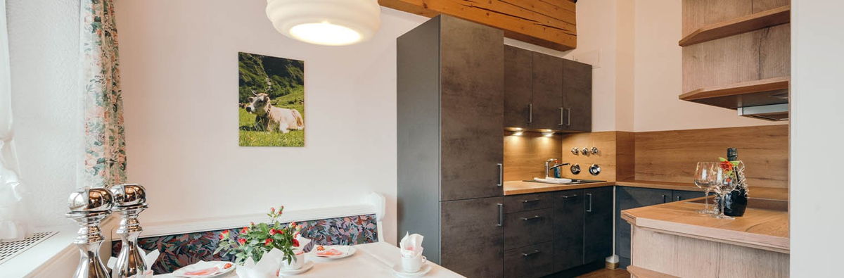 Ferienwohnung mit gemütlicher Küche und Essecke.