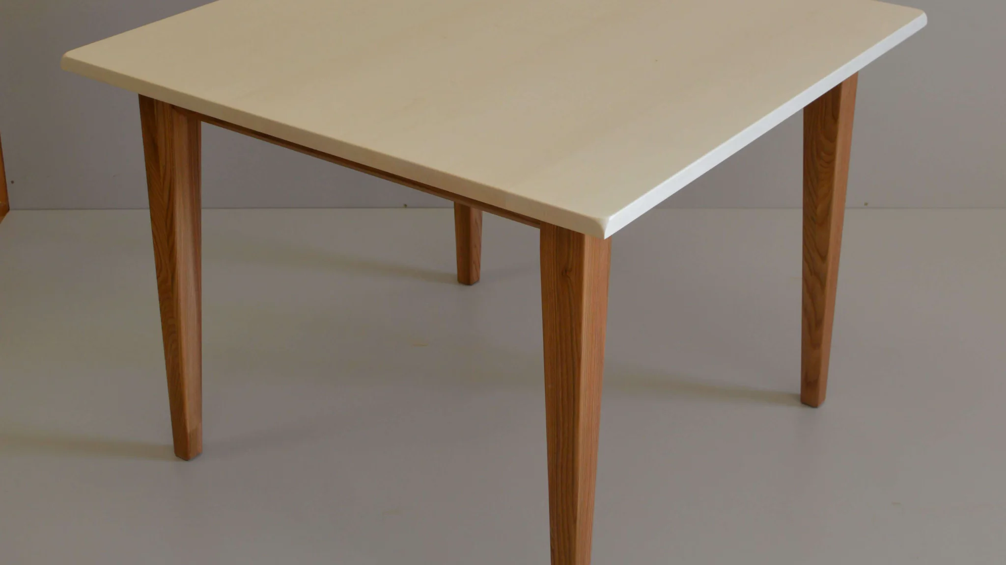 Tisch in Ulme-Ahorn-Kombination abgeschleppte Eckausbildung