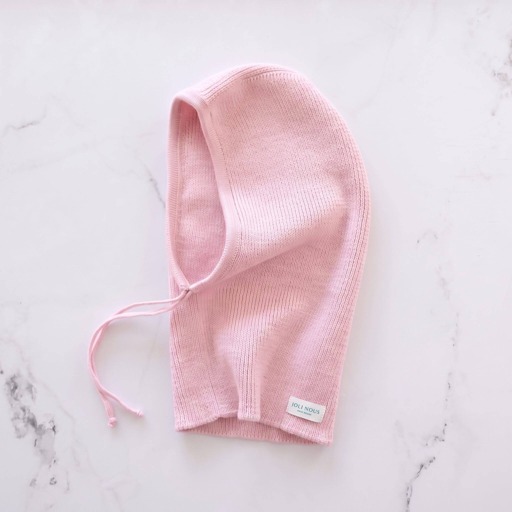 foulard pois bleu blanc élégant de la marque suisse Joli Nous, un accessoire premium pour bébé, alliant design raffiné et qualité exceptionnelle OEKO-TEX GOTS