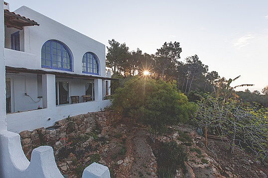 Ibiza
- Island-typical villa for sale in the popular Hippiedorf San Carlos