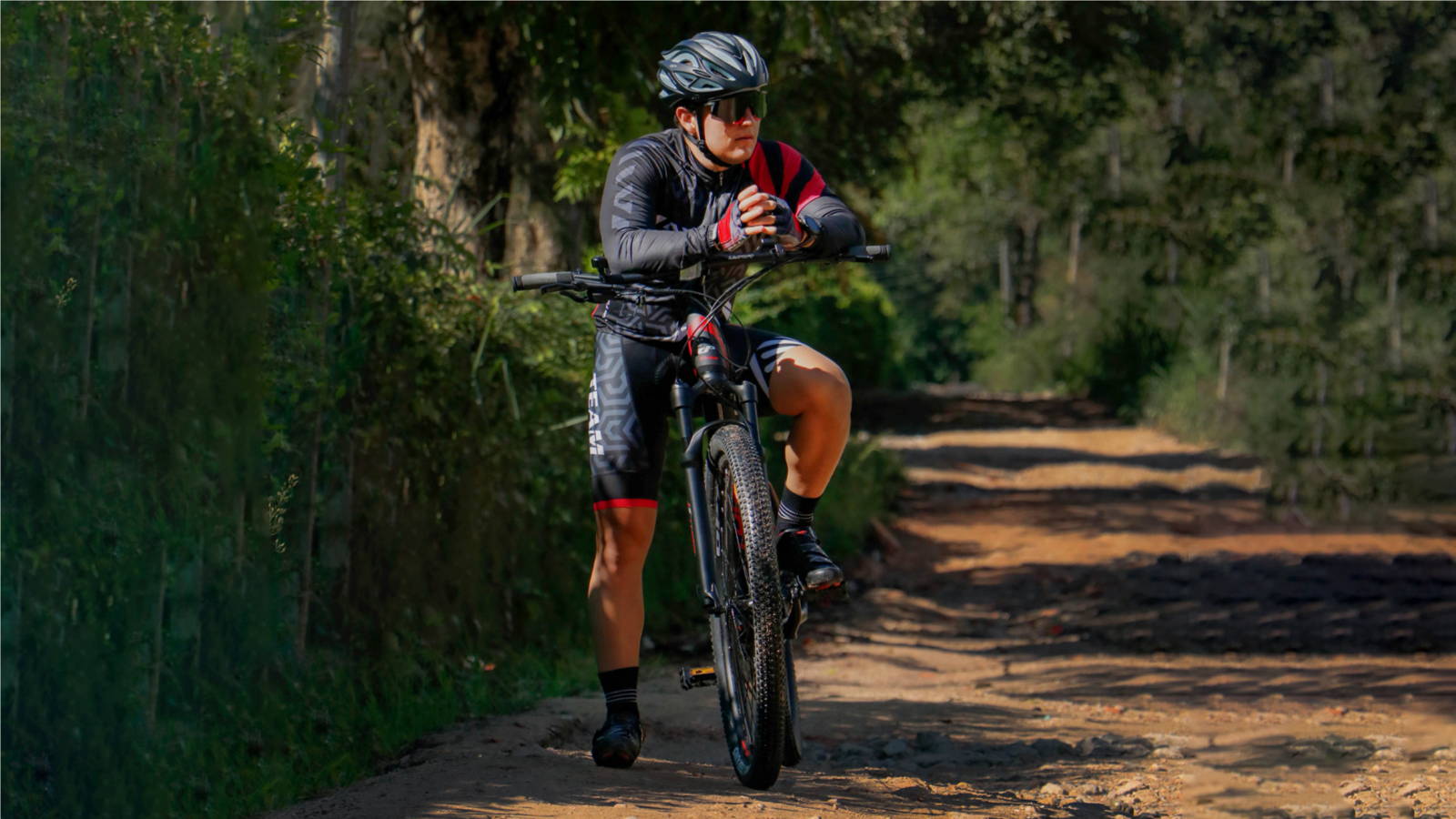 Ciclista con bicicleta Lyra