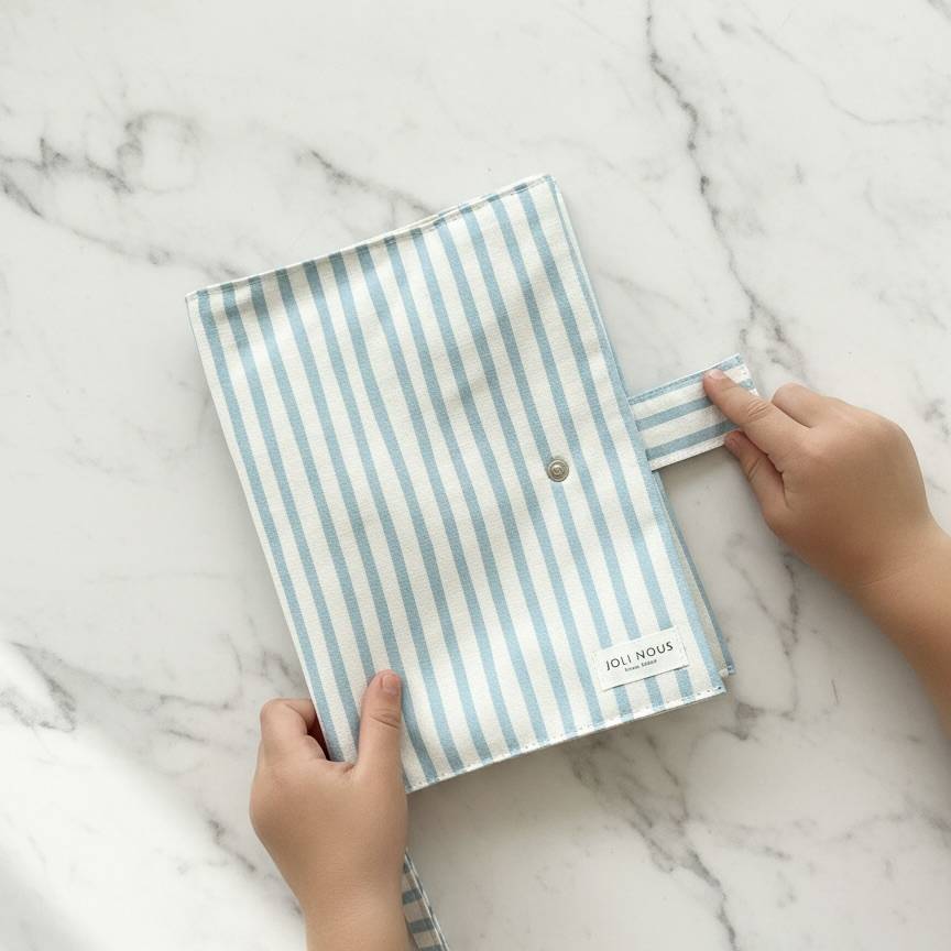 Foulard scarf bébé raffiné coeurs rouges pour bébé et enfant, en coton doux et bambou et respirant, certifié OEKO-TEX, idéal pour compléter une tenue d’enfant chic et confortable