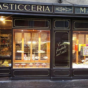 Buy the couple coffee and pastries in Italy