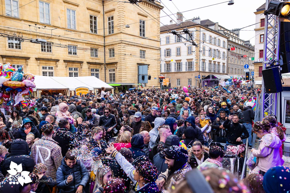 Bataille de confettis à la Fête des Vendanges de Neuchâtel