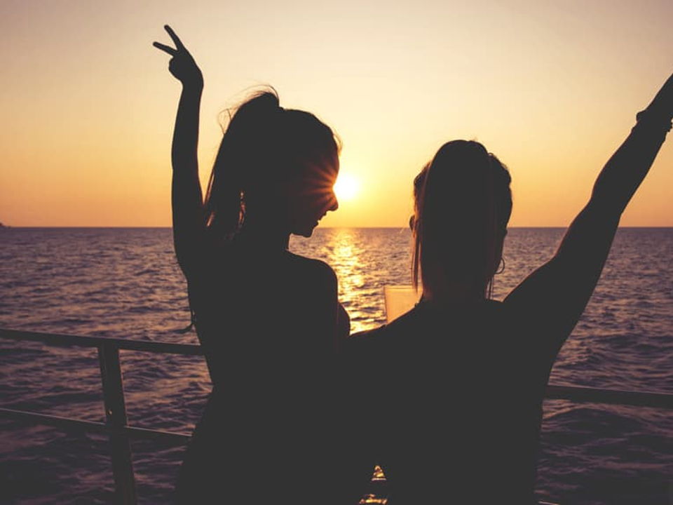 fiesta en barco puesta sol