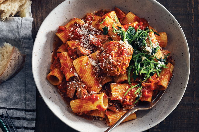 Rigatonis à la sauce tomate, jarret de porc et boulettes de saucisses à la mijoteuse