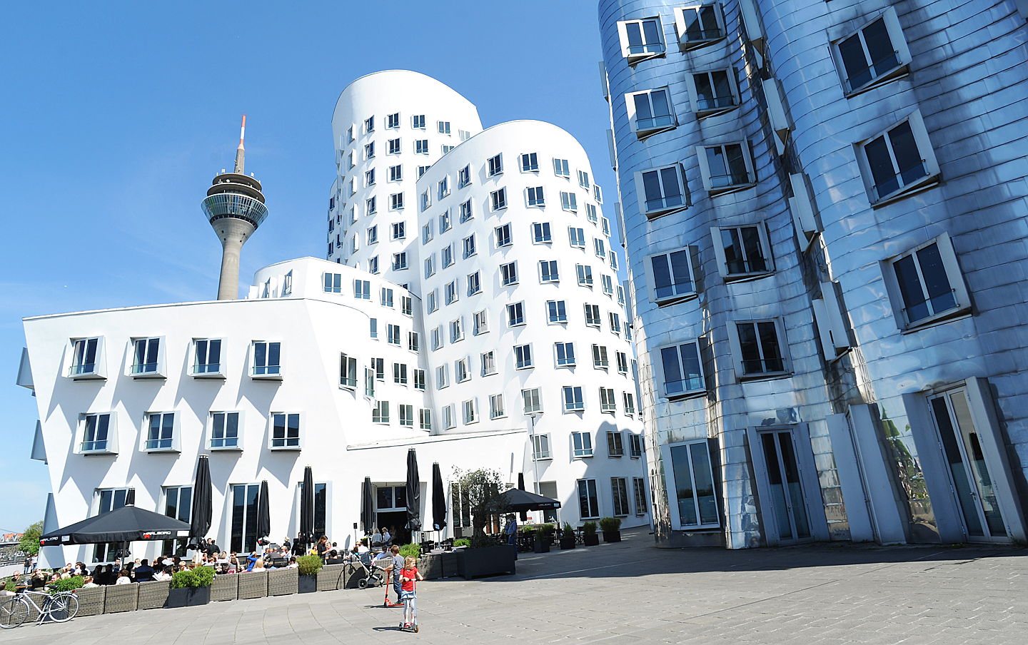 Düsseldorf
- ileadmin_assets_bilder_dmt_bildarchiv_public_Medienhafen_Gehrybauten 3.jpg