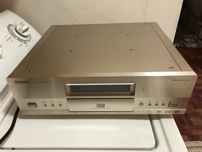 PIONEER DV-AX10 UNIVERSAL PLAYER IN BEAUTIFUL  CHAMPAGNE COLOR
