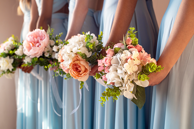 Photo des demoiselles d'honneur tenant des bouquets de fleurs.