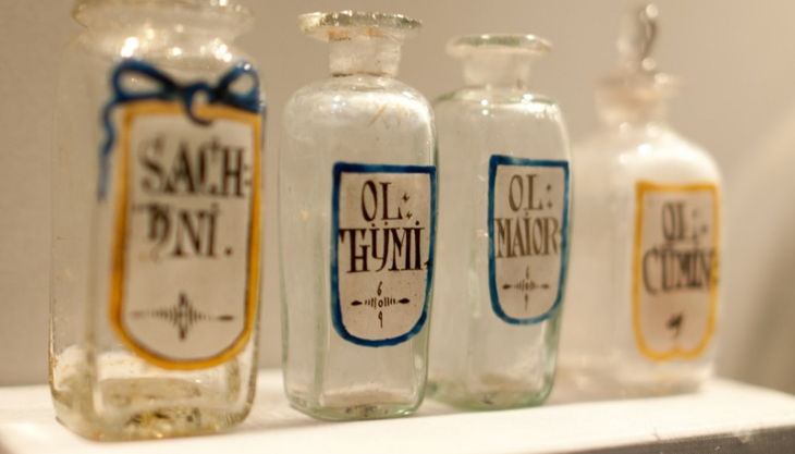 museum für kunst und kulrurgeschichte öl flaschen