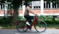 Gazelle Paris C7 elektrische stadsfiets met lage instap, afgebeeld in zijaanzicht op neutrale achtergrond, met Bosch middenmotor, gesloten kettingkast, verende voorvork en zadelpen, MIK-bagagedrager en spatborden – gericht op comfortabel dagelijks gebruik en woon-werkverkeer.