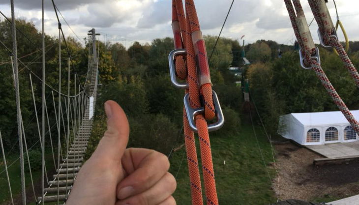 querfeldein hochseilgarten vor hängeseilbrücke