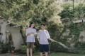 3. Tampil Casual Menggunakan Junyong Oversized Tees