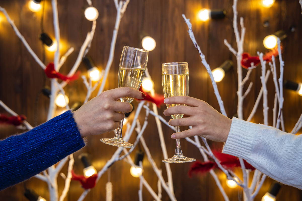 Santé avec des flûtes à vin à Noël