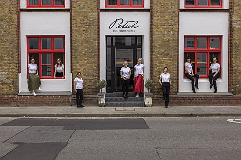  Hamburg
- Das Petuh-Team begrüßt seit Juni 2021 Gäste in ihrem Boutiquehotel mitten in Flensburg.