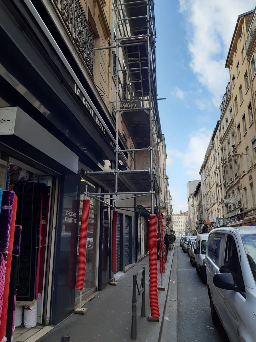 Échafaudage de façade en centre-ville — photo 4