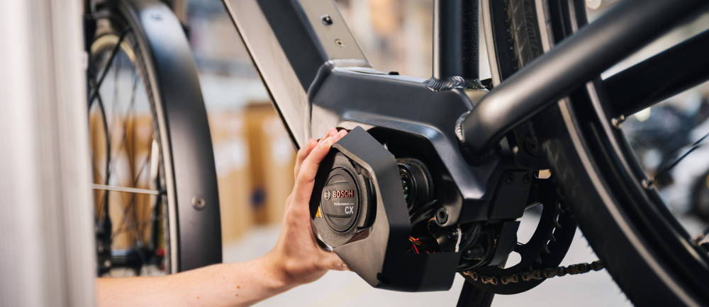 Upway mechanic removing the motor cover of Bosch drive unit