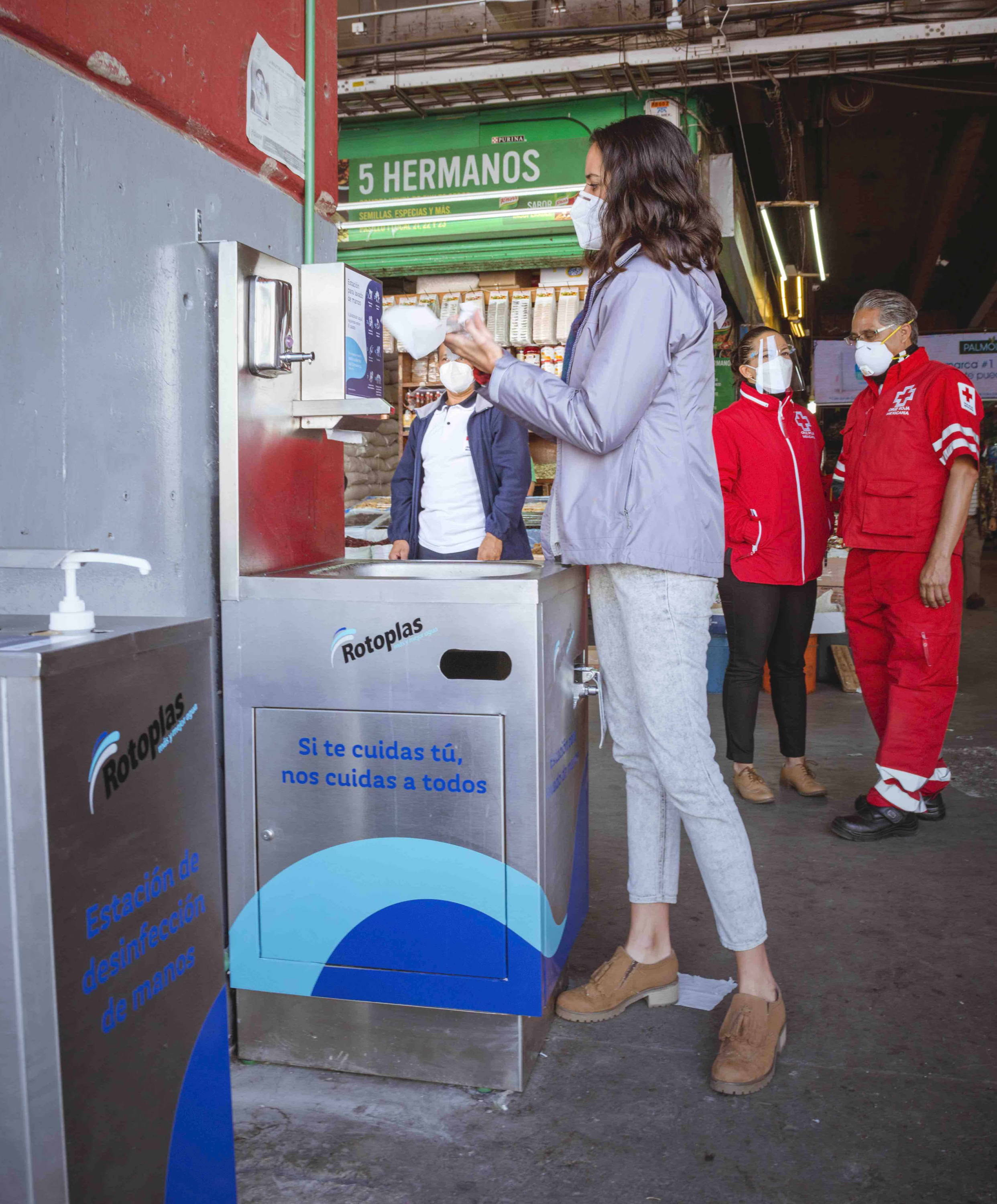 Mujer usando nuestra estación de agua en la Central de Abasto